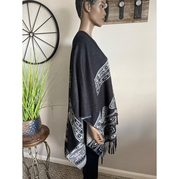 JUST JAMIE Black & White Geometric Pattern Poncho OSFM - Picture 5 of 7